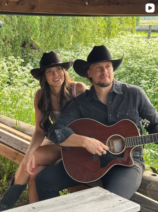 Vince Lemire et Trudy avec une guitare